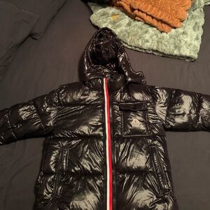 Black monclear puffer size Small (yes it scans)
